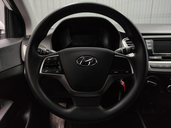 Hyundai Solaris II Рестайлинг с пробегом 2022 года, цена 1 640 000 рублей, 63076 км, седан, Автокод Объявления