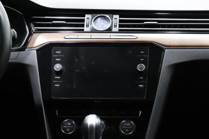 Volkswagen Passat B8 с пробегом 2019 года, цена 2 030 000 рублей, 138422 км, седан, Автокод Объявления