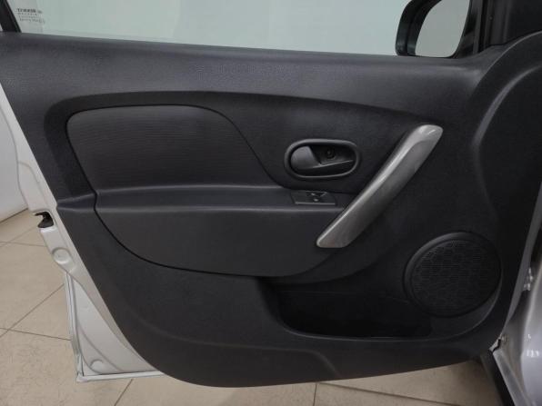 Renault Sandero II с пробегом 2017 года, цена 1 060 000 рублей, 59233 км, хэтчбек, Автокод Объявления