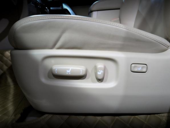 Toyota Land Cruiser 200 Series Рестайлинг 2 с пробегом 2018 года, цена 8 950 000 рублей, 15980 км, внедорожник, Автокод Объявления