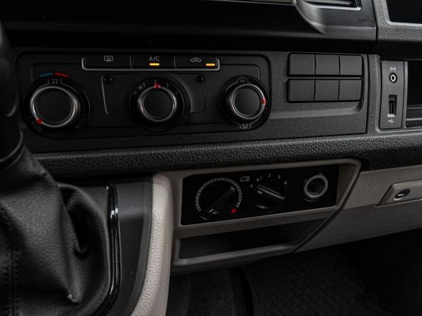 Volkswagen Transporter T6 Рестайлинг с пробегом 2019 года, цена 3 950 000 рублей, 178573 км, минивэн, Автокод Объявления