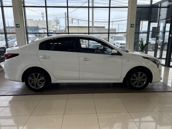 Kia Rio IV Рестайлинг с пробегом 2021 года, цена 1 655 000 рублей, 72014 км, седан, Автокод Объявления