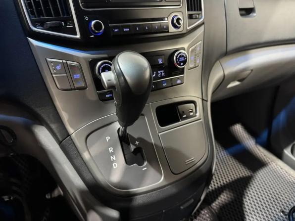 Hyundai H-1 II Рестайлинг 2 с пробегом 2019 года, цена 2 620 000 рублей, 223000 км, минивэн, Автокод Объявления