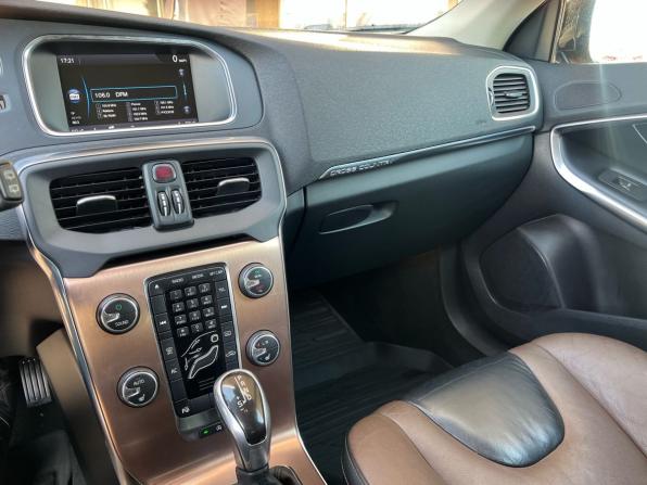 Volvo V40 Cross Country I с пробегом 2013 года, цена 1 150 000 рублей, 129417 км, хэтчбек, Автокод Объявления