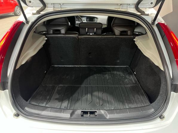 Volvo V40 Cross Country I с пробегом 2013 года, цена 1 095 000 рублей, 251315 км, хэтчбек, Автокод Объявления