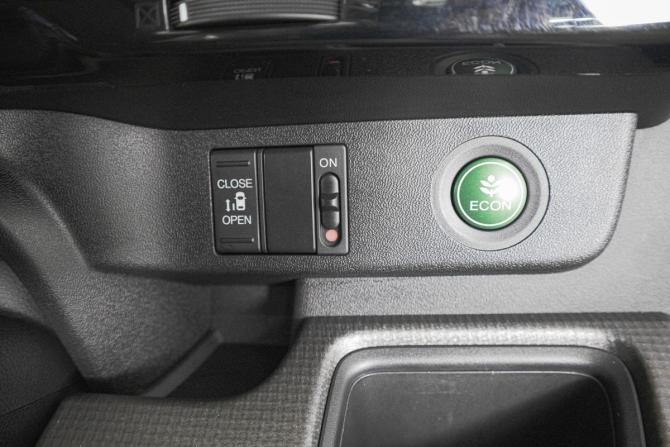 Honda Stepwgn V с пробегом 2016 года, цена 1 599 000 рублей, 141350 км, минивэн, Автокод Объявления
