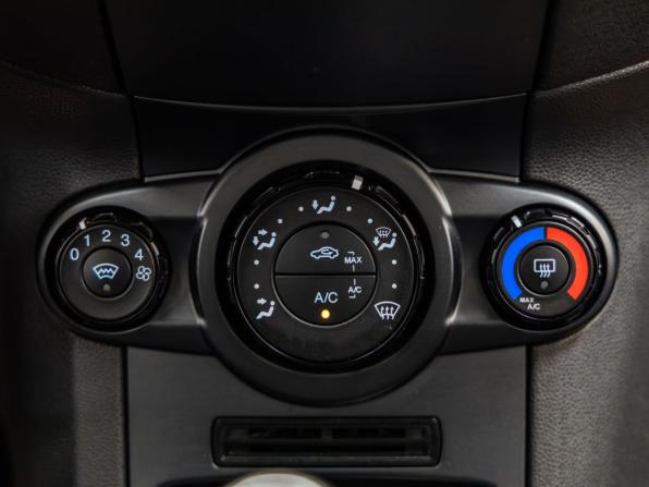 Ford Fiesta Mk6 Рестайлинг с пробегом 2015 года, цена 1 034 000 рублей, 46810 км, седан, Автокод Объявления