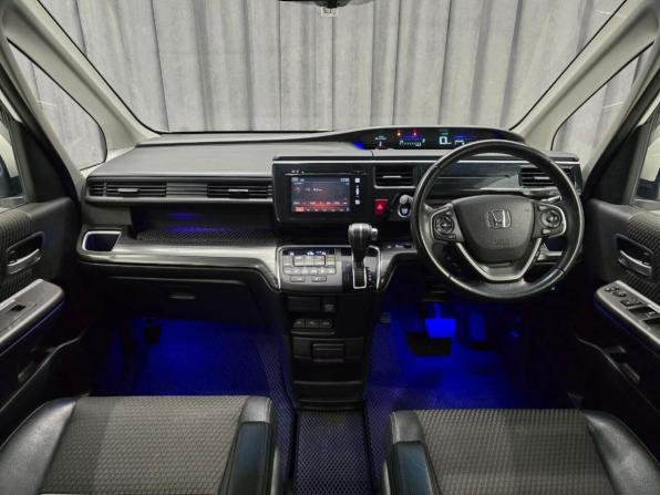 Honda Stepwgn V с пробегом 2015 года, цена 1 890 000 рублей, 130000 км, минивэн, Автокод Объявления