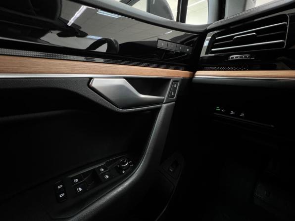 Volkswagen Touareg III с пробегом 2018 года, цена 3 565 000 рублей, 216880 км, внедорожник, Автокод Объявления