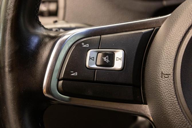 Volkswagen Polo V Рестайлинг с пробегом 2019 года, цена 1 049 000 рублей, 205100 км, седан, Автокод Объявления