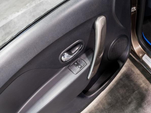 Renault Logan II Рестайлинг с пробегом 2018 года, цена 615 000 рублей, 220000 км, седан, Автокод Объявления