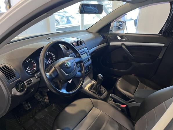 Skoda Octavia II (A5) Рестайлинг с пробегом 2013 года, цена 940 000 рублей, 125848 км, лифтбек, Автокод Объявления