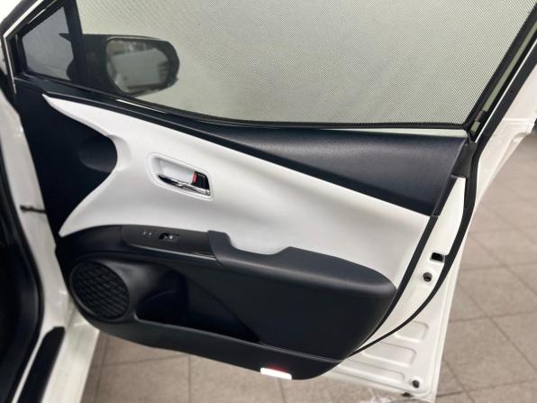 Toyota Prius IV (XW50) с пробегом 2016 года, цена 1 780 000 рублей, 142000 км, лифтбек, Автокод Объявления