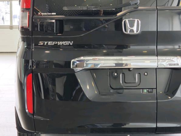 Honda Stepwgn V с пробегом 2016 года, цена 1 799 000 рублей, 141488 км, минивэн, Автокод Объявления