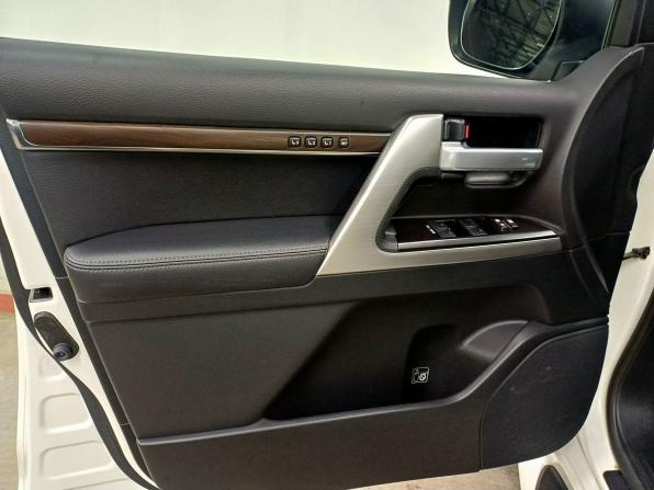 Toyota Land Cruiser 200 Series Рестайлинг 2 с пробегом 2017 года, цена 6 749 000 рублей, 81280 км, внедорожник, Автокод Объявления
