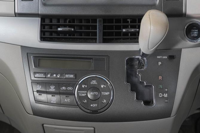 Toyota Estima III Рестайлинг с пробегом 2011 года, цена 659 000 рублей, 203467 км, минивэн, Автокод Объявления