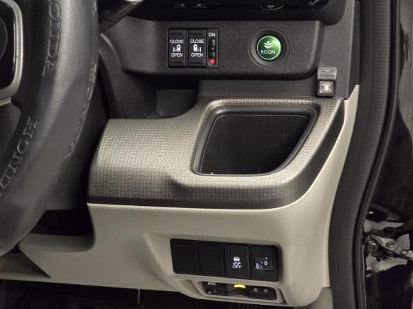 Honda Stepwgn V с пробегом 2015 года, цена 1 530 000 рублей, 138000 км, минивэн, Автокод Объявления