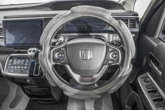 Honda Stepwgn V с пробегом 2015 года, цена 1 749 000 рублей, 162000 км, минивэн, Автокод Объявления