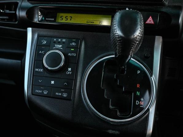 Toyota Wish II с пробегом 2010 года, цена 989 000 рублей, 242263 км, минивэн, Автокод Объявления