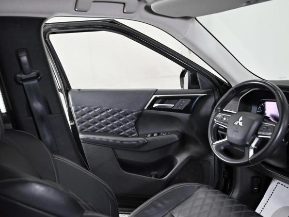 Mitsubishi Outlander IV с пробегом 2023 года, цена 2 399 000 рублей, 31688 км, внедорожник, Автокод Объявления