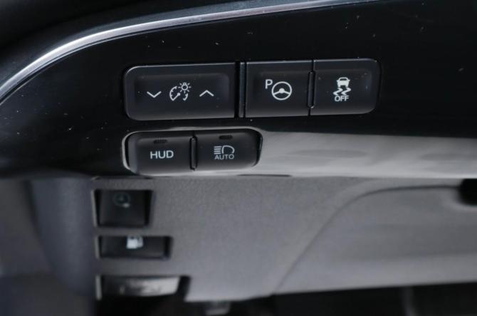 Toyota Prius IV (XW50) с пробегом 2017 года, цена 2 449 000 рублей, 308000 км, лифтбек, Автокод Объявления
