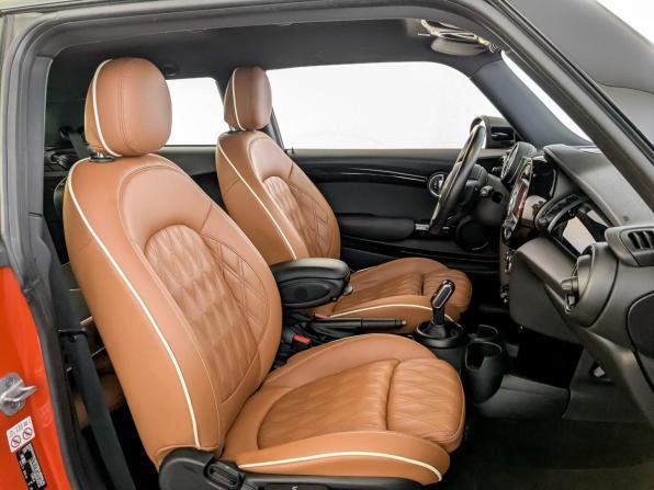 Mini Hatch III (F55/F56) Рестайлинг с пробегом 2021 года, цена 2 640 000 рублей, 57123 км, хэтчбек, Автокод Объявления