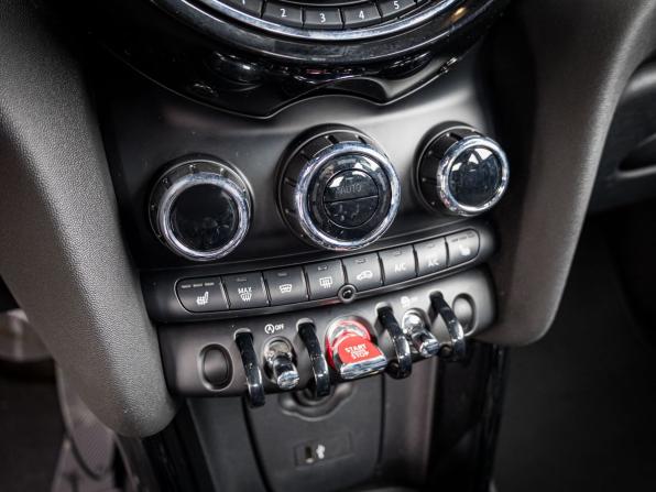 Mini Hatch III (F55/F56) Рестайлинг с пробегом 2019 года, цена 1 897 280 рублей, 105400 км, хэтчбек, Автокод Объявления