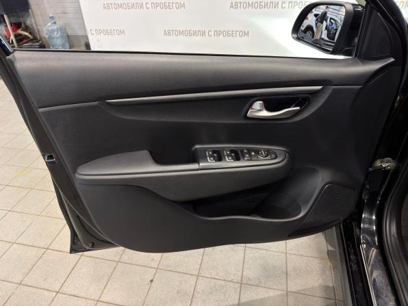 Kia Rio IV Рестайлинг с пробегом 2021 года, цена 1 589 000 рублей, 135000 км, хэтчбек, Автокод Объявления
