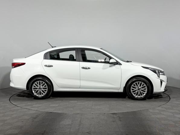 Kia Rio IV Рестайлинг с пробегом 2020 года, цена 1 590 000 рублей, 105000 км, седан, Автокод Объявления