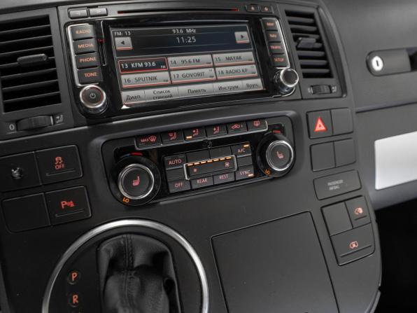 Volkswagen Multivan T5 Рестайлинг с пробегом 2015 года, цена 2 680 000 рублей, 197980 км, минивэн, Автокод Объявления