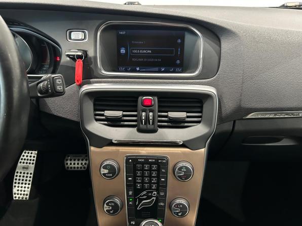 Volvo V40 Cross Country I с пробегом 2013 года, цена 1 049 000 рублей, 186445 км, хэтчбек, Автокод Объявления