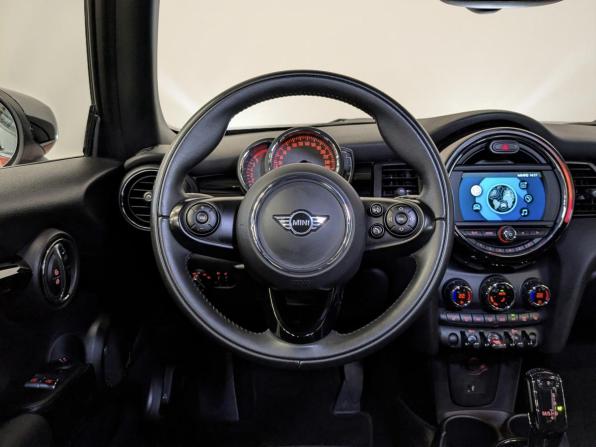 Mini Hatch III (F55/F56) Рестайлинг с пробегом 2021 года, цена 2 990 000 рублей, 11190 км, хэтчбек, Автокод Объявления