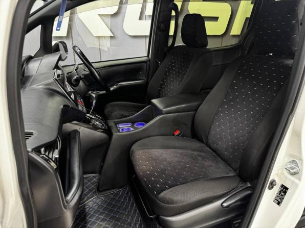 Toyota Noah III (R80) Рестайлинг с пробегом 2017 года, цена 1 949 000 рублей, 162000 км, минивэн, Автокод Объявления