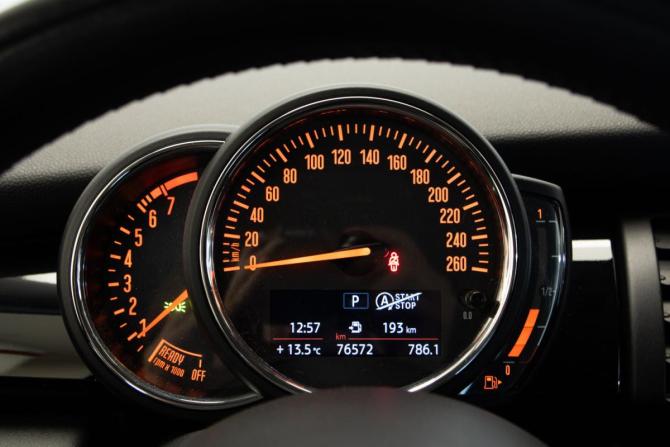 Mini Hatch III (F55/F56) Рестайлинг с пробегом 2018 года, цена 1 885 000 рублей, 76570 км, хэтчбек, Автокод Объявления