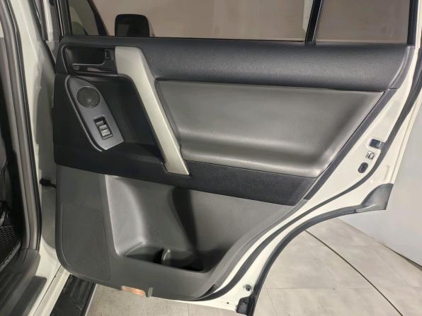 Toyota Land Cruiser Prado 150 Series Рестайлинг 1 с пробегом 2013 года, цена 2 699 000 рублей, 205910 км, внедорожник, Автокод Объявления