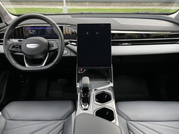 Geely Atlas II с пробегом 2024 года, цена 3 050 000 рублей, 31500 км, внедорожник, Автокод Объявления