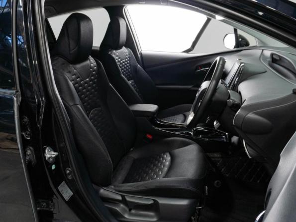 Toyota Prius IV (XW50) с пробегом 2017 года, цена 1 800 000 рублей, 311272 км, лифтбек, Автокод Объявления
