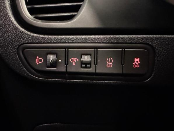 Kia Rio IV Рестайлинг с пробегом 2021 года, цена 1 589 000 рублей, 135000 км, хэтчбек, Автокод Объявления