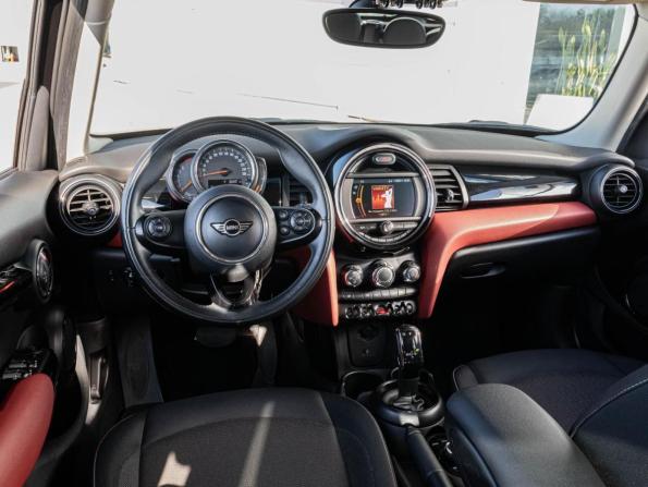 Mini Hatch III (F55/F56) Рестайлинг с пробегом 2018 года, цена 2 099 000 рублей, 36345 км, хэтчбек, Автокод Объявления