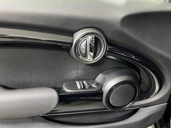 Mini Hatch III (F55/F56) Рестайлинг с пробегом 2019 года, цена 1 749 900 рублей, 68940 км, хэтчбек, Автокод Объявления