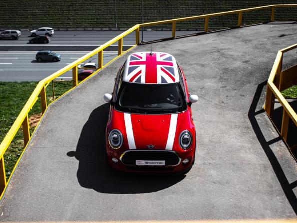Mini Hatch III (F55/F56) Рестайлинг с пробегом 2018 года, цена 2 260 000 рублей, 46800 км, хэтчбек, Автокод Объявления
