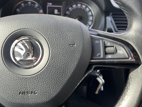 Skoda Rapid I с пробегом 2015 года, цена 948 800 рублей, 216083 км, лифтбек, Автокод Объявления