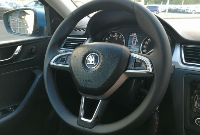 Skoda Rapid I с пробегом 2015 года, цена 1 040 000 рублей, 196948 км, лифтбек, Автокод Объявления