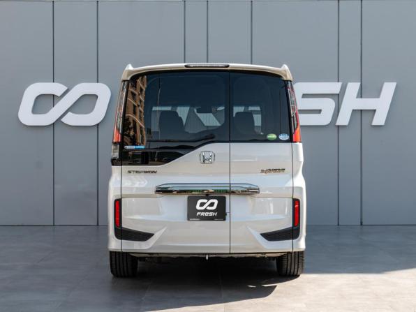 Honda Stepwgn V Рестайлинг с пробегом 2018 года, цена 2 445 000 рублей, 72757 км, минивэн, Автокод Объявления