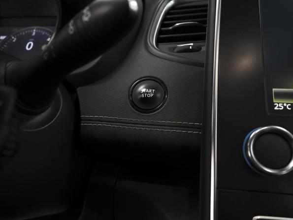 Renault Scenic IV с пробегом 2019 года, цена 1 668 000 рублей, 105912 км, компактвэн, Автокод Объявления