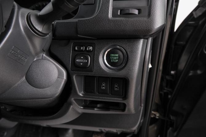 Toyota HiAce H200 Рестайлинг с пробегом 2014 года, цена 2 959 000 рублей, 330000 км, минивэн, Автокод Объявления