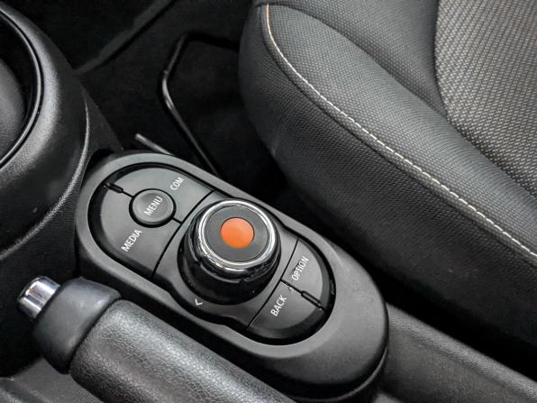Mini Hatch III (F55/F56) Рестайлинг с пробегом 2020 года, цена 1 755 000 рублей, 94500 км, хэтчбек, Автокод Объявления
