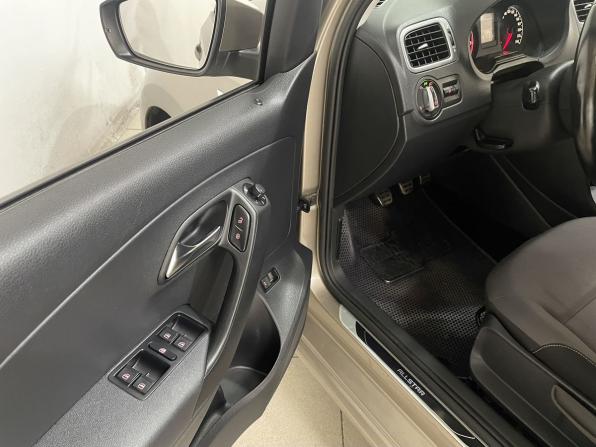 Volkswagen Polo V Рестайлинг с пробегом 2016 года, цена 1 099 000 рублей, 71268 км, седан, Автокод Объявления