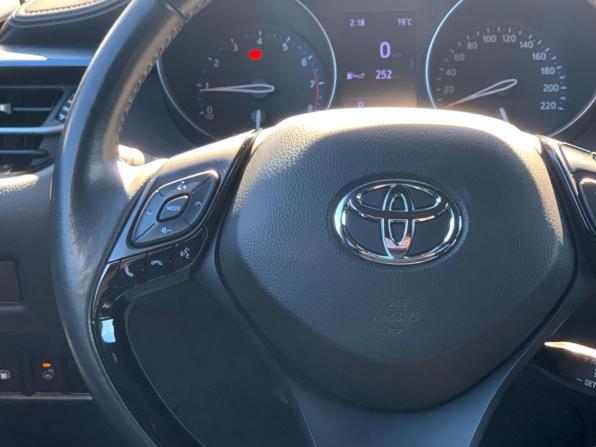 Toyota C-HR I с пробегом 2019 года, цена 2 310 000 рублей, 66915 км, внедорожник, Автокод Объявления