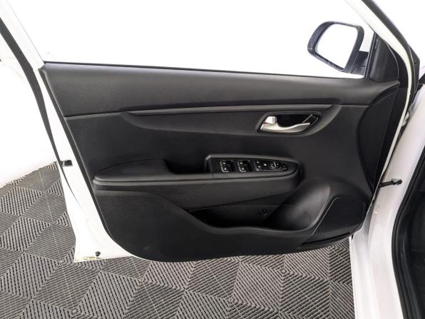 Kia Rio IV Рестайлинг с пробегом 2021 года, цена 1 540 000 рублей, 91232 км, седан, Автокод Объявления